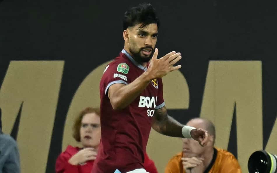 Lucas Paquetá comemora gol marcado pelo West Ham sobre o Wolverhampton, na Copa da Liga Inglesa
