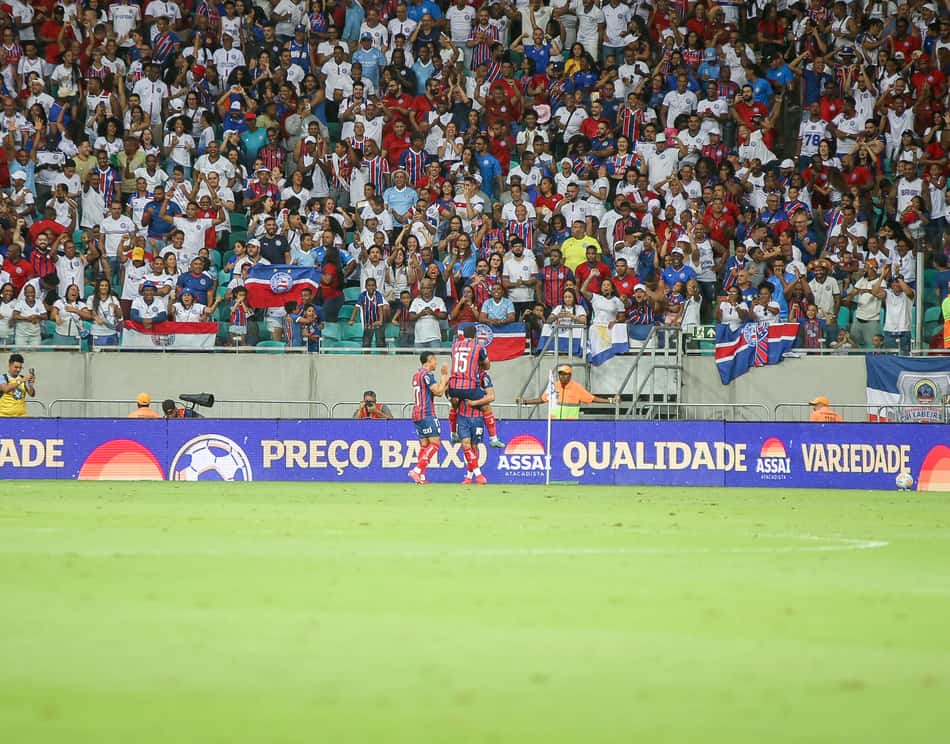 Lucho Rodriguez, jogador do Bahia, comemora seu gol com jogadores do seu time contra o Confianca