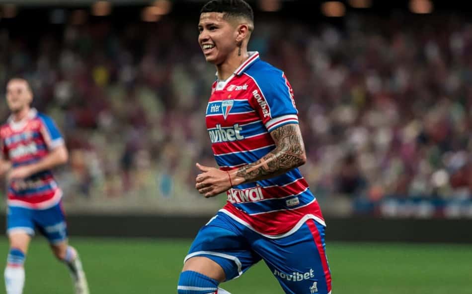 Jogador do Fortaleza é punido pela Fifa por falsificação de documentos