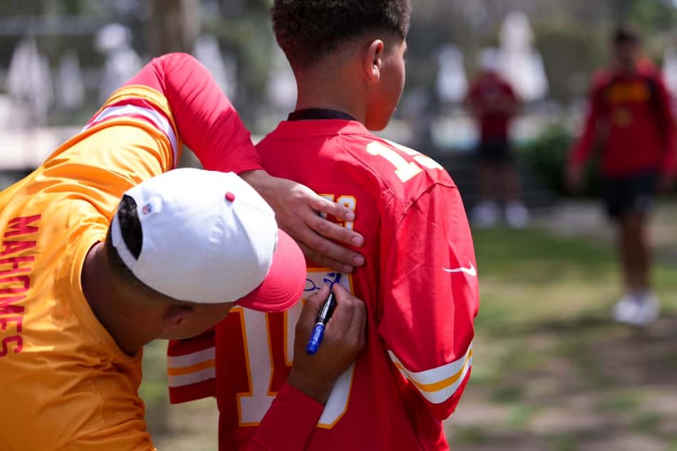Mahomes assina cam,isa de Saymon (Foto: NFL Brasil)