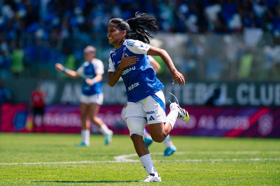 Marília comemora seu gol pelo Cruzeiro na final do Brasileirão Feminino contra o Corinthians