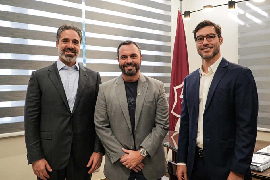 Mário Bittencourt ao lado de sócios da LZ Sports (Foto: Roberta Agum/ Fluminense FC)