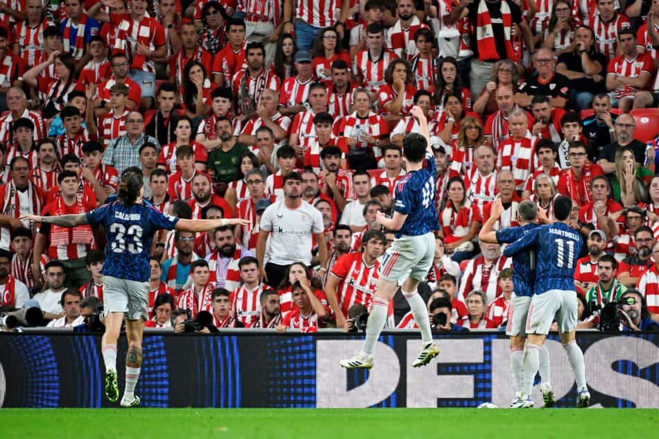 Leandro Trossard comemora gol na Champions com companheiros do Arsenal (Foto: Ander Gillena / AFP)