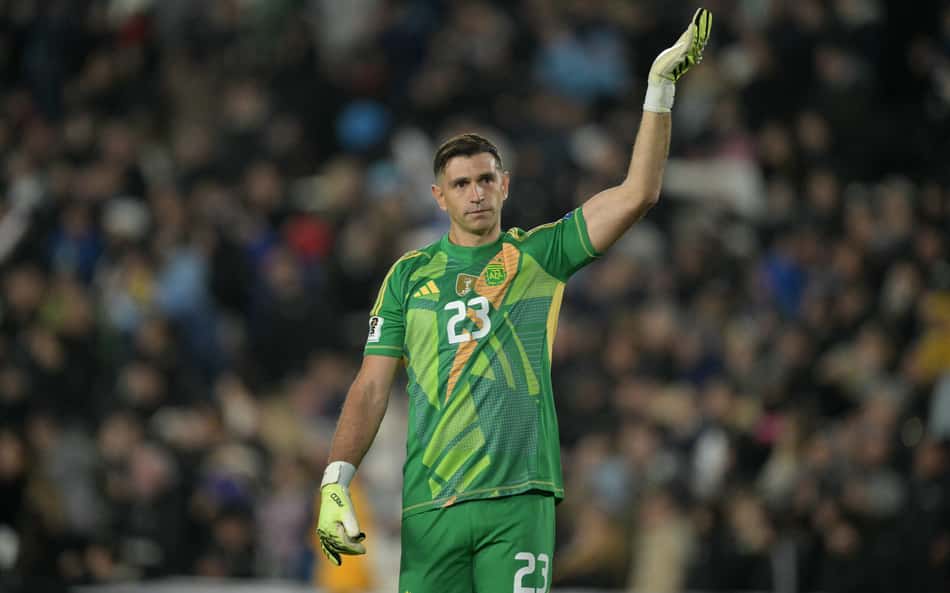 Dibu Martínez alcança recorde e diz quem é o melhor goleiro da Argentina