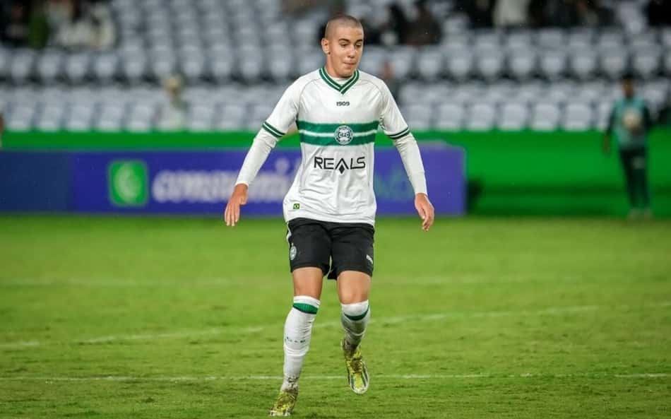 Coritiba renova com quinto jogador mais jovem a estrear no profissional