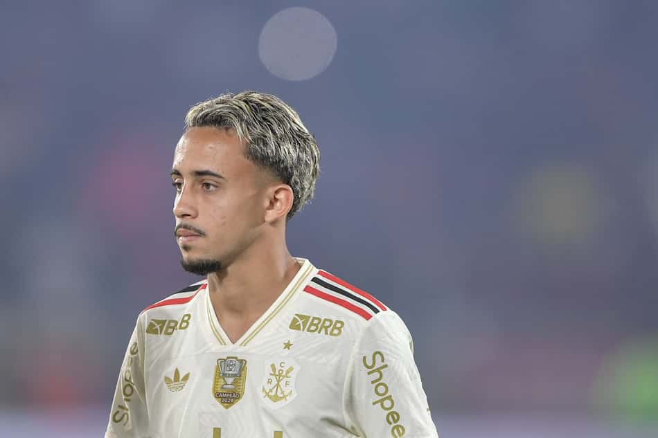 Matheus Gonçalves em ação pelo Flamengo contra o Atlético-MG, na Copa do Brasil