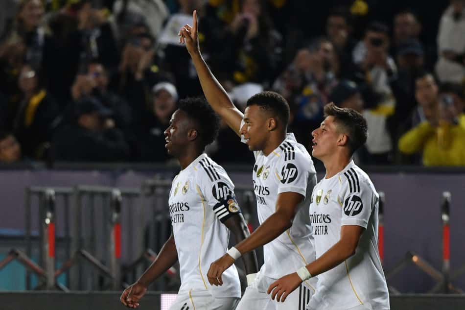 Mbappé comemora gol marcado pelo Real Madrid contra o Kairat, na Champions League