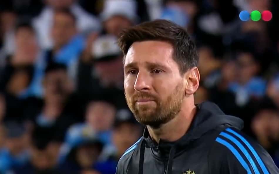 Lionel Messi se emocionou ao entrar no Estádio Monumental para despedida de jogos oficiais em solo argentino (Foto: Reprodução)
