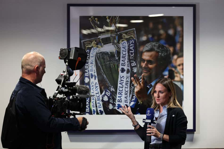 Quadro de José Mourinho na sala de imprensa em Stamford Bridge, antes da partida do Benfica, contra o Chelsea, pela Champions League (Foto: Adrian DENNIS / AFP)
