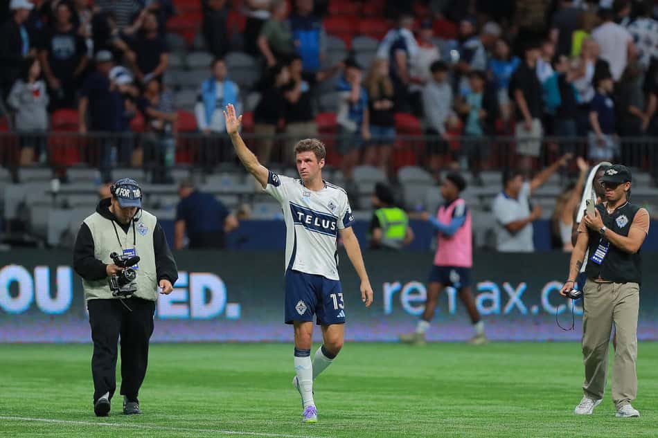 Müller cumprimenta torcida do Vancouver Whitecaps após saída do Bayern