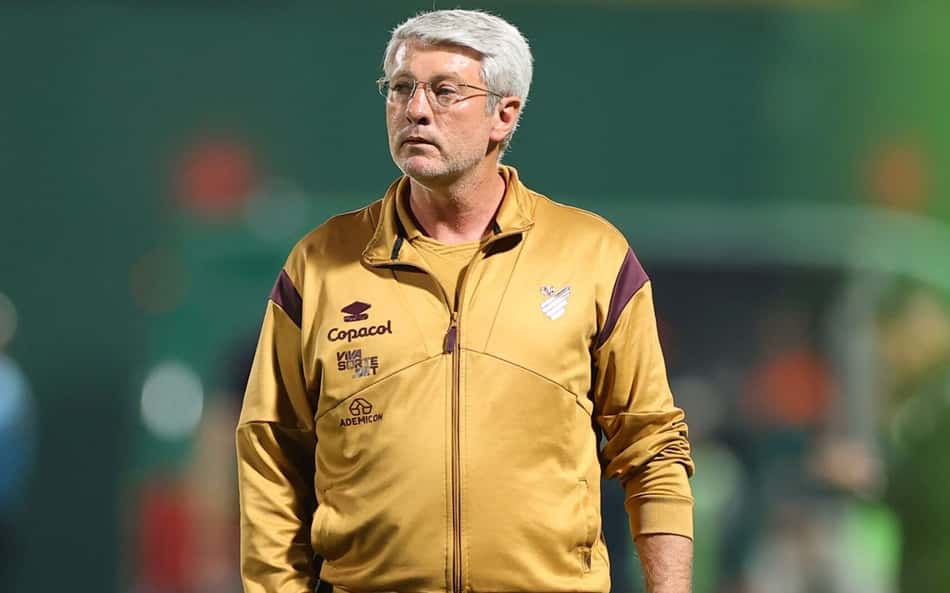 Athletico embala, e Odair Hellmann pede união por acesso na Série B: 'É o momento'
