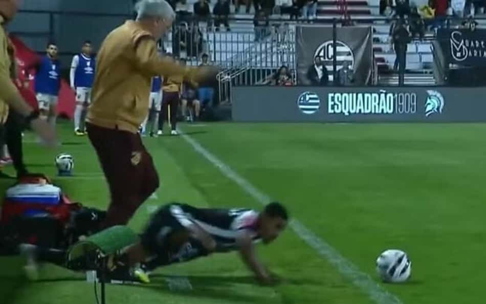 Odair Hellmann leva carrinho e "sofre falta" de jogador em Athletic x Athletico