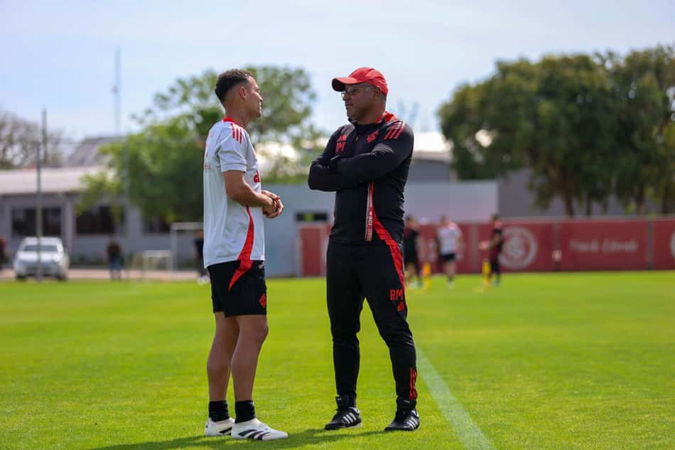 Alan Patrick e Roger Machado, do Internacional, conversam