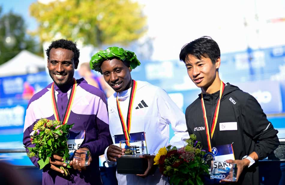 Pódio masculino da Maratona de Berlim 2025  (Foto: Tobias Schwarz/AFP)