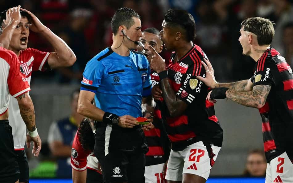 Decisão da arbitragem em Flamengo x Estudiantes revolta torcedores: 'Incrédulo'