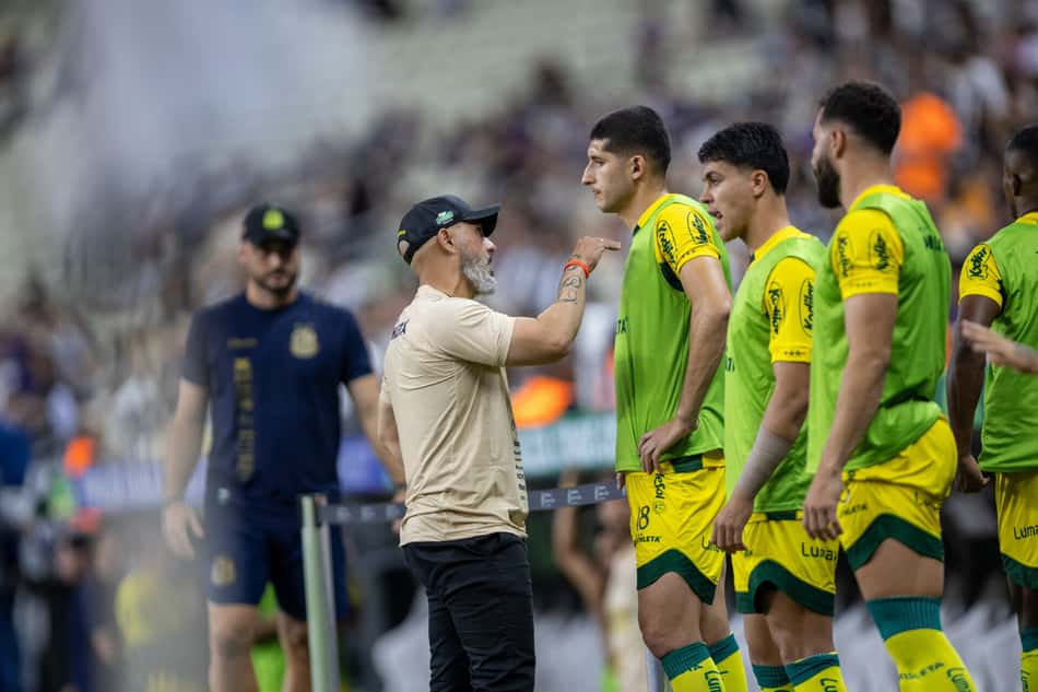 Rafael guanaes tecnico do Mirassol durante partida contra o Ceara no estadio Arena Castelao pelo campeonato Brasileiro A 2025.