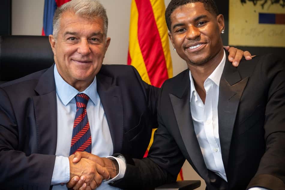 Rashford e Joan Laporta apertam as mãos na chegada do inglês no Barcelona
