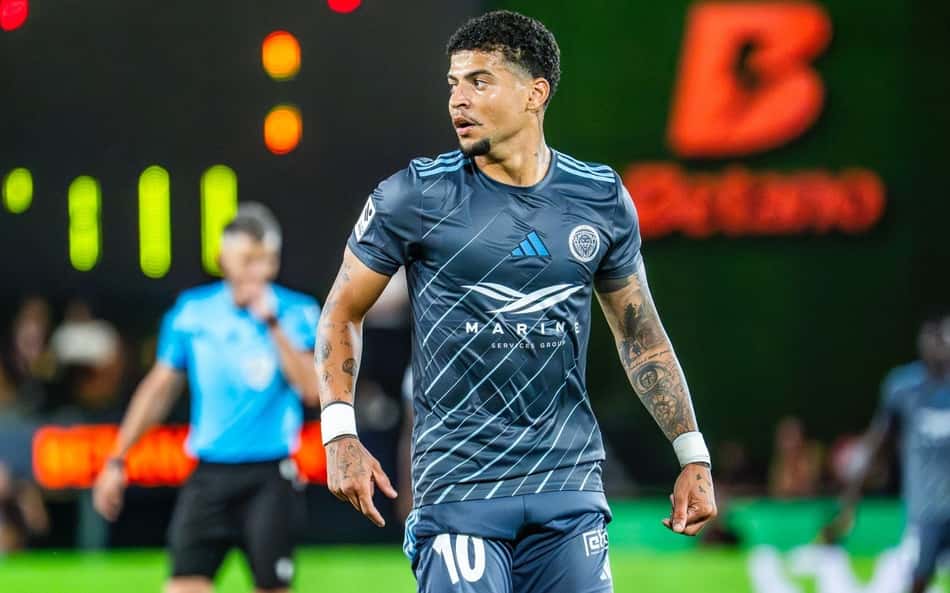 Reginaldo Ramires em ação pelo Riga, da Letônia (Foto: Divulgação)