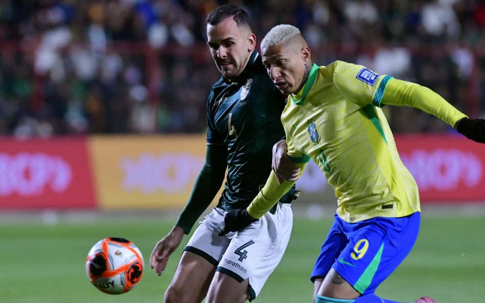 Richarlison em ação pela Seleção Brasileira contra a Bolívia, pelas Eliminatórias par aa Copa do Mundo (Foto: Daniel Miranda / AFP)