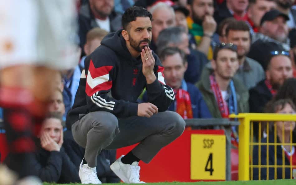 Ruben Amorim observa jogo entre Manchester United e Manchester City, no Old Trafford