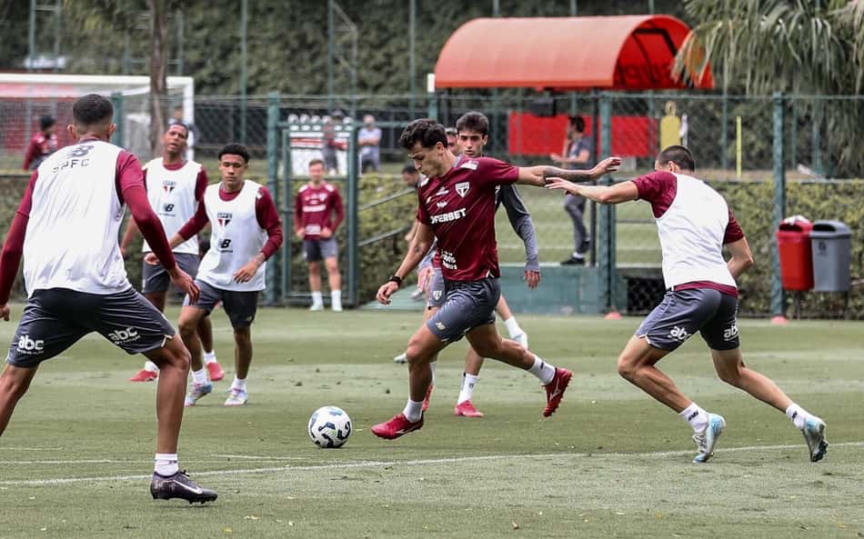 Crespo comanda treino do São Paulo com Rigoni e novidades