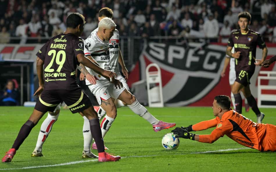 Chance desperdiçada em São Paulo x LDU viraliza: 'Inacreditável'