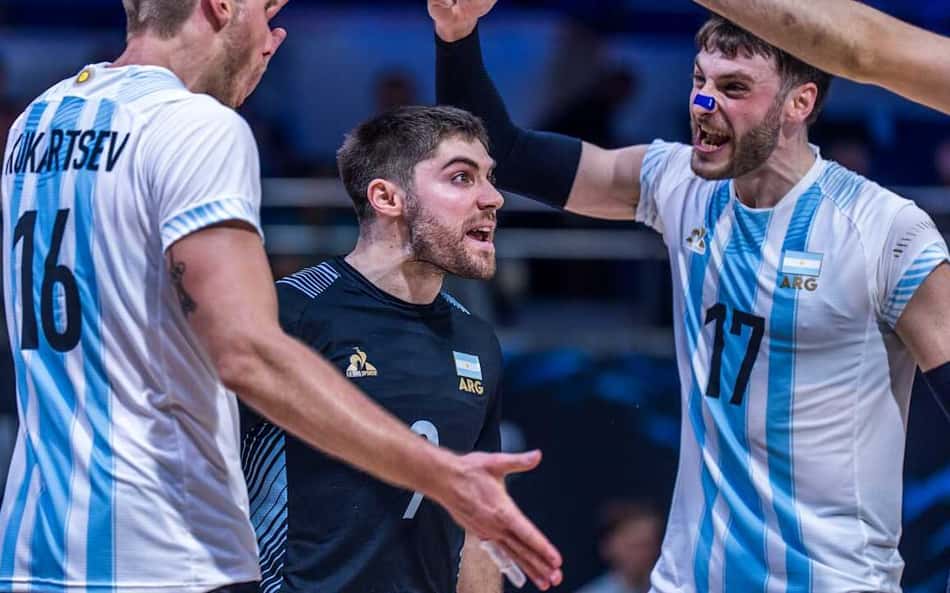 Seleção Argentina comemorando a vitória sobre a França (Foto: Volleyball World)