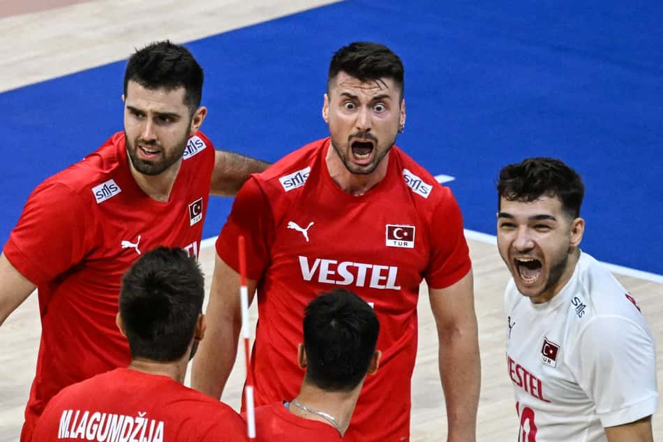 Seleção turca vai para as oitavas de final no Mundial de Vôlei masculino (Foto: STA ROSA/AFP)