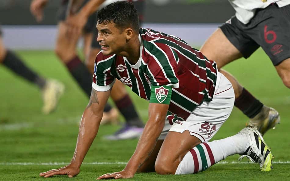 Thiago Silva responde se Renato teve culpa e explica falhas em eliminação do Fluminense