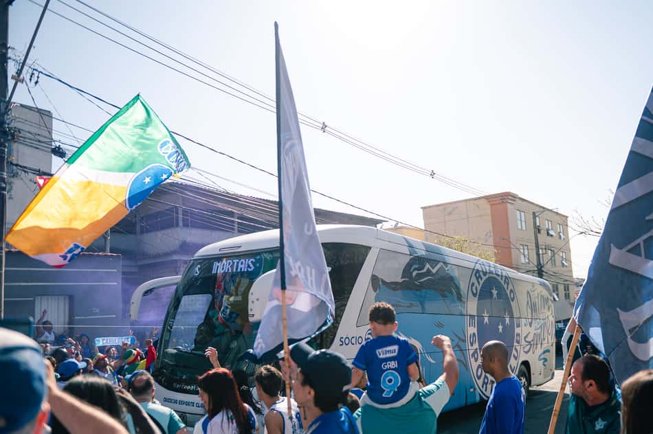 Torcida do Cruzeiro recebe o time na chegada ao Independência, antes da final do Brasileirão Feminino