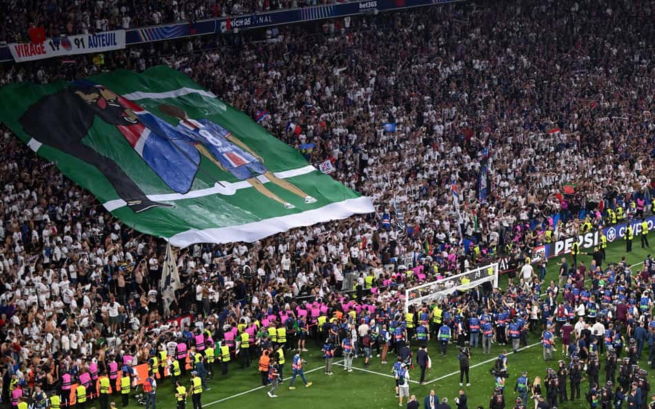 Torcida do PSG ergue bandeira em homenagem à Luis Enrique e filha na final da Champions League