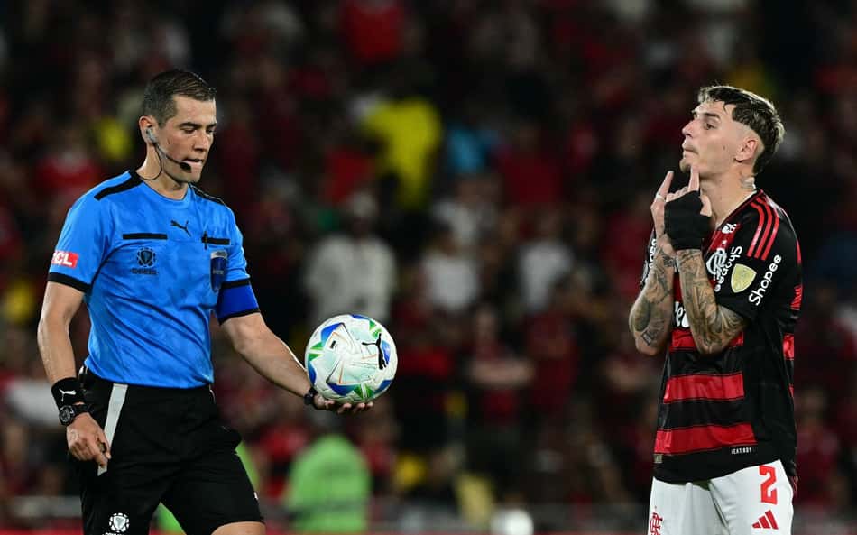 Web reage à escolha de árbitro para volta entre Estudiantes e Flamengo: 'De novo'