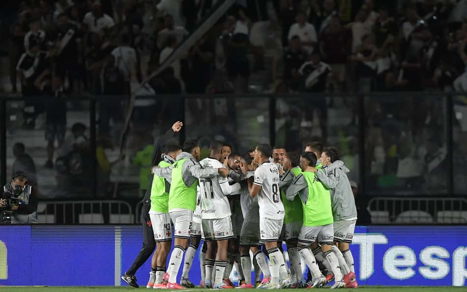Coutinho é regente, e conexão entre Vasco e torcida eleva bom momento do time