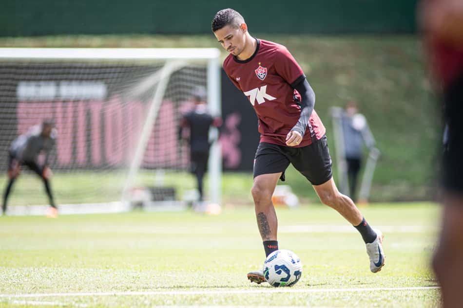Erick treina com a camisa do Vitória (Foto: Victor Ferreira / EC Vitória)
