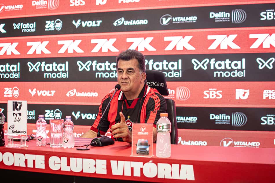 Fábio Mota em entrevista coletiva (Foto: Victor Ferreira / EC Vitória)