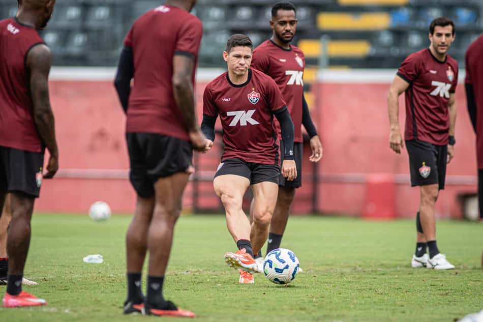 Osvaldo em treino do Vitória (Foto: Victor Ferreira / EC Vitória)