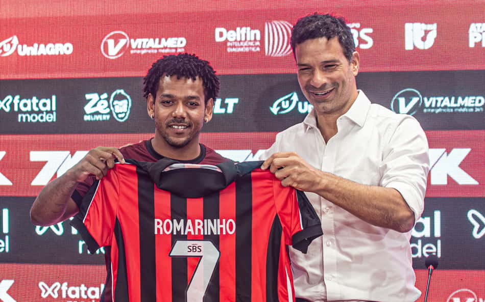 Romarinho com sua nova camisa ao lado do executivo de futebol Gustavo Vieira (Foto: Victor Ferreira / EC Vitória)