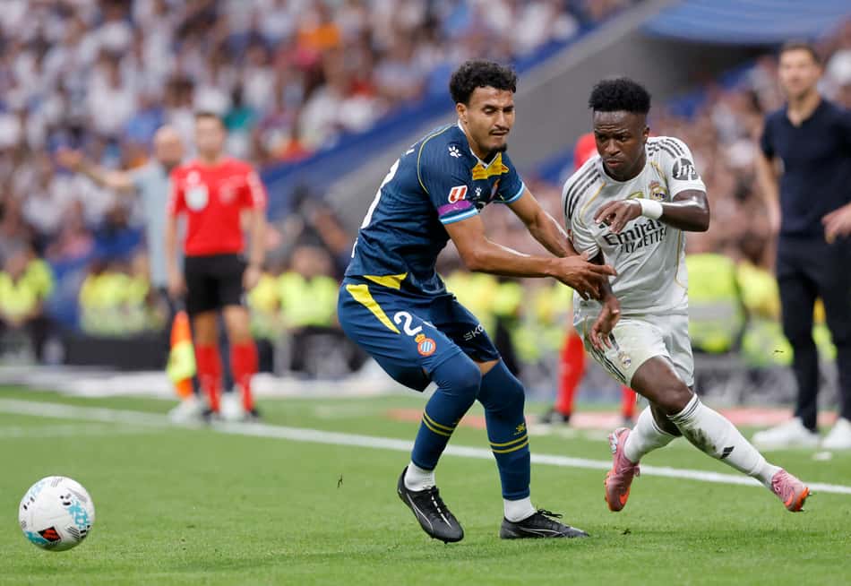 Vini Jr em ação no duelo entre Real Madrid x Espanyol (Foto: Oscar del Pozo/AFP)
