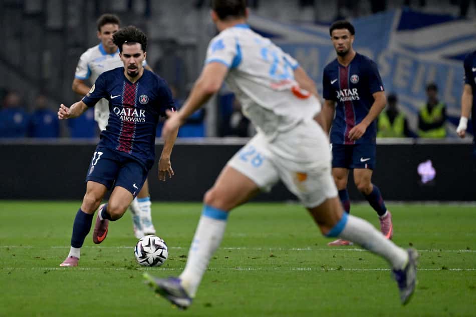 Vitinha, no top-10 da Bola de Ouro, em ação contra o Marseille