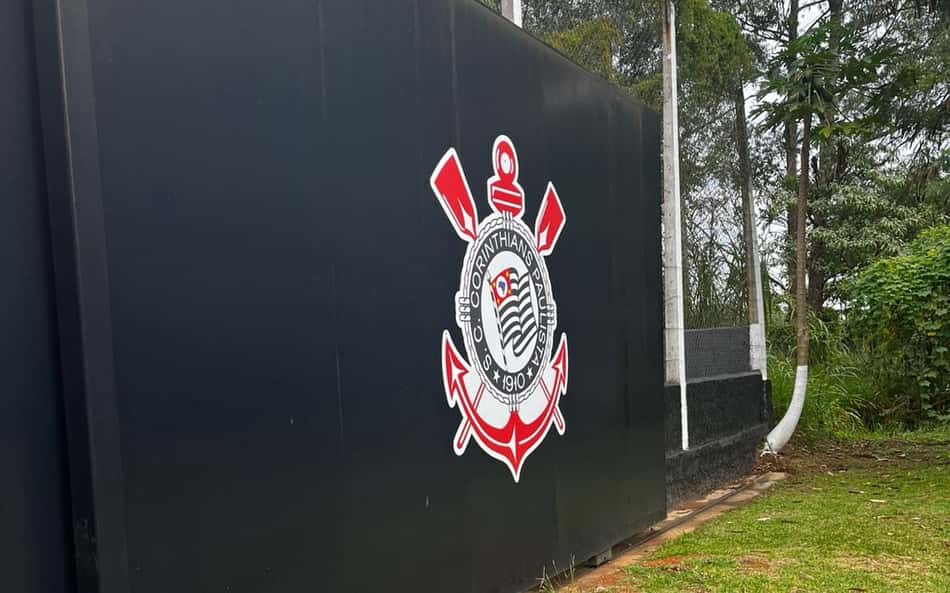 Organizadas do Corinthians entram no CT para conversa com o elenco