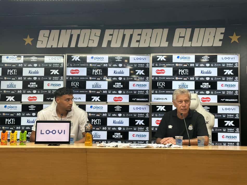 Victor Hugo é apresentado ao lado de Clodoaldo com a camisa 19, na Vila Belmiro. (Foto: Juliana Yamaoka/ Lance!)
