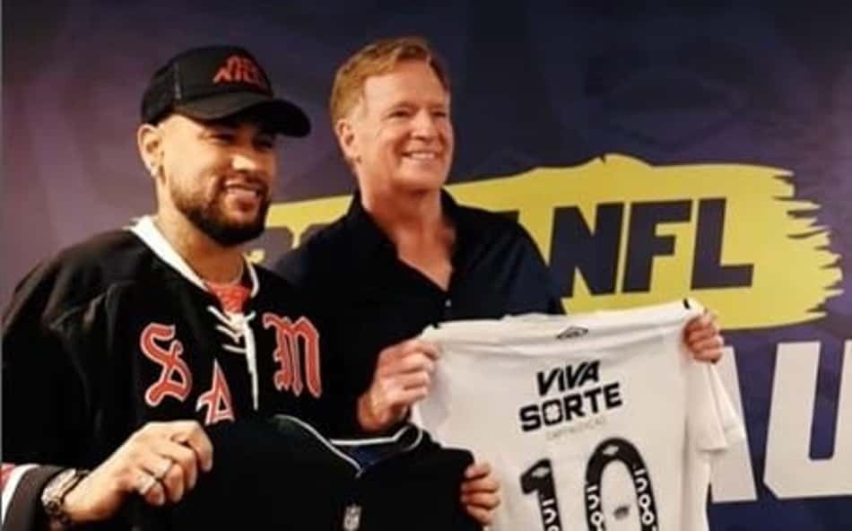 Neymar e Roger Goodell trocam presentes durante partida da NFL no Brasil