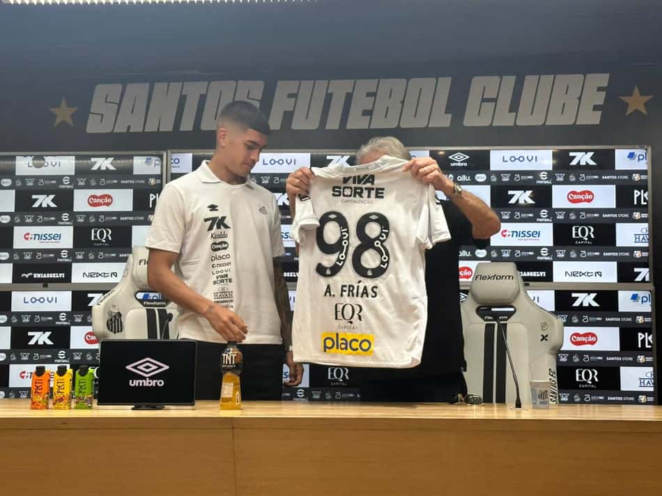 Adonis Frias é apresentado na Vila Belmiro ao lado do ex-goleiro do Santos Lalá. (Foto: Juliana Yamaoka/ Lance!)