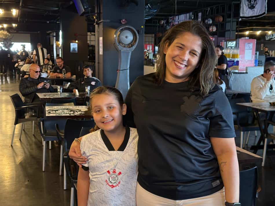 Mãe e filha assistem à final entre Corinthians e Cruzeiro, na Neo Química Arena. (Foto: Giselly Corrêa/Lance!)