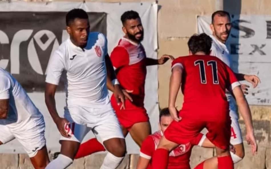 Ex-Botafogo faz 'gol que o Pelé não fez' na Europa; veja lance