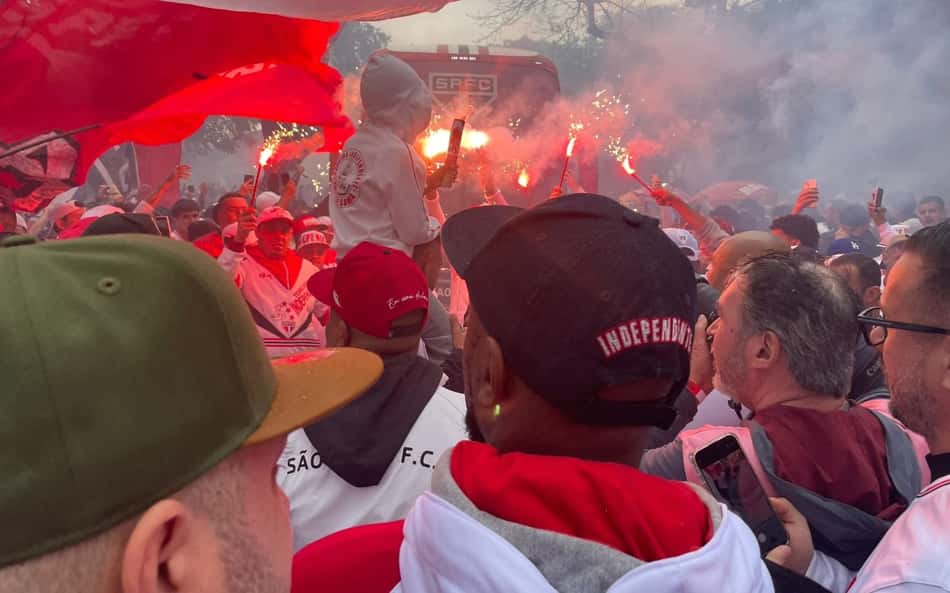 Ônibus do São Paulo fica preso em festa da torcida antes do jogo; veja imagens