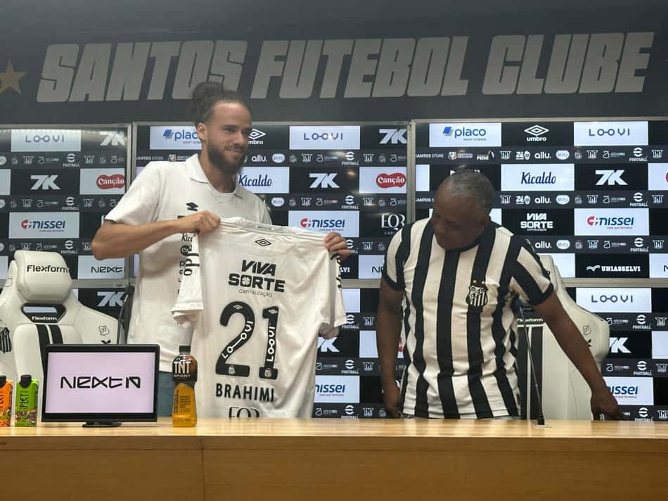Brahimi é apresentado no Santos ao lado do ídolo Juary. (Foto: Juliana Yamaoka/ Lance!)