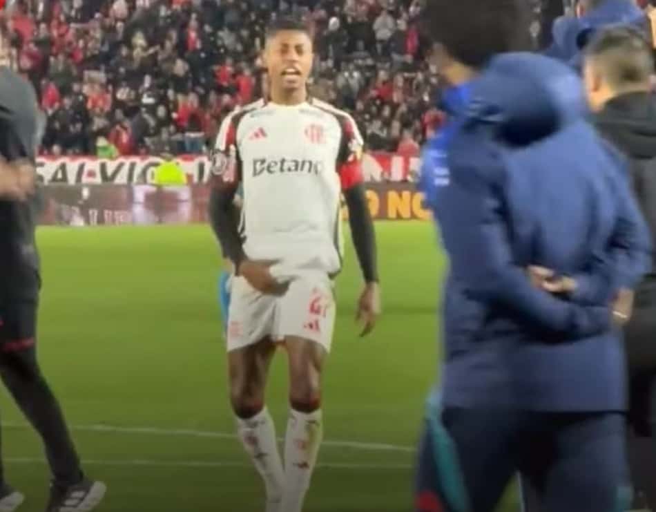 Bruno Henrique faz gestos obscenos para a torcida do Estudiantes (Foto: Reprodução)