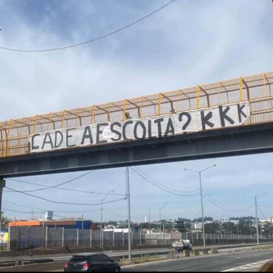 Provocações dos torcedores do Corinthians no caminho da Neo Química Arena