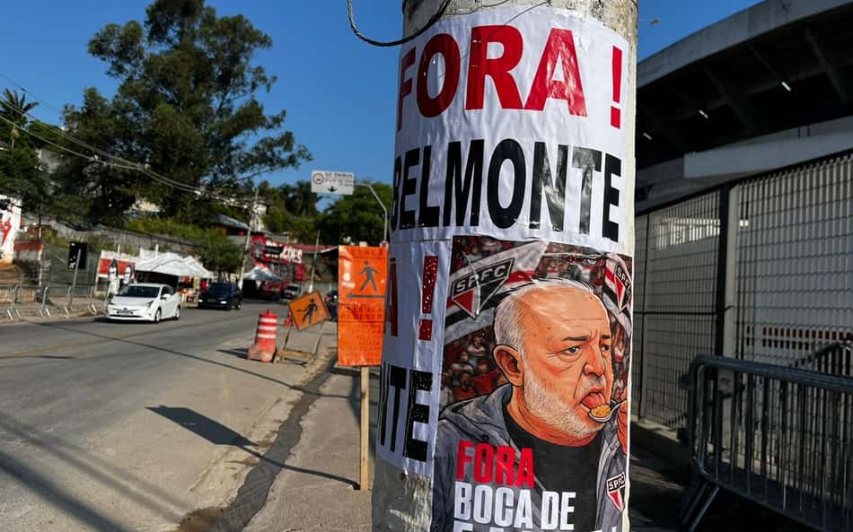 Torcida do São Paulo cola cartazes de protesto no entorno do Morumbis antes de jogo
